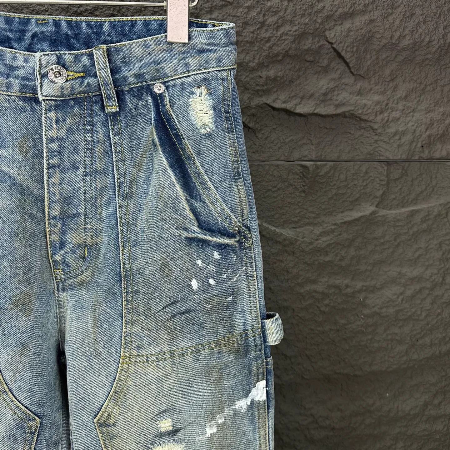 P260 GALLERY DEPT. 2025 new splash-ink hand-painted dirty distressed couple style loose washed jeans 🔥High version🔥High version🔥 Top ceiling quality Styles with different washed textures are very friendly to people with thin legs and thick legs. The straight version is very flattering to the leg shape. Moderate length that never goes out of style, easy to match with casually, basic styling for various styles, a must-have in the wardrobe! The fabric is stiff but also makes the upper body soft without losing texture. The washing process is even more perfect. It is a must-have item for everyone! ! ! Washed wheat, hang tag, pants label, three complete labels, color: blue, size: 28, 30, 32, 34, 36 (five sizes)